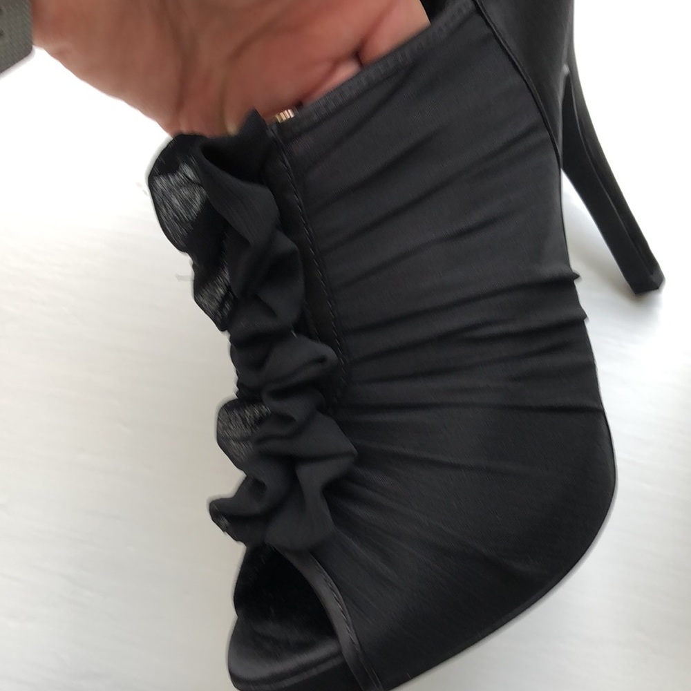 Jacqueline Ferrer Black Ruffle Heels size 8.5